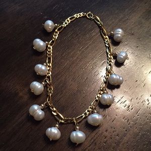 Gold link bracelet with and dangling pearls